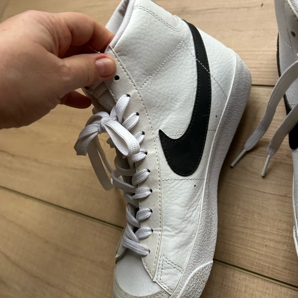 Nike Women's White and Black Sneakers - Picture 7 of 8